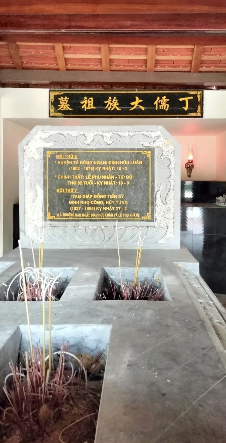 Plaque du mausolée de Kim Hoa (丁儒大族祖墓), 6ᵉ et 7ᵉ générations (photographie transmise par la famille).