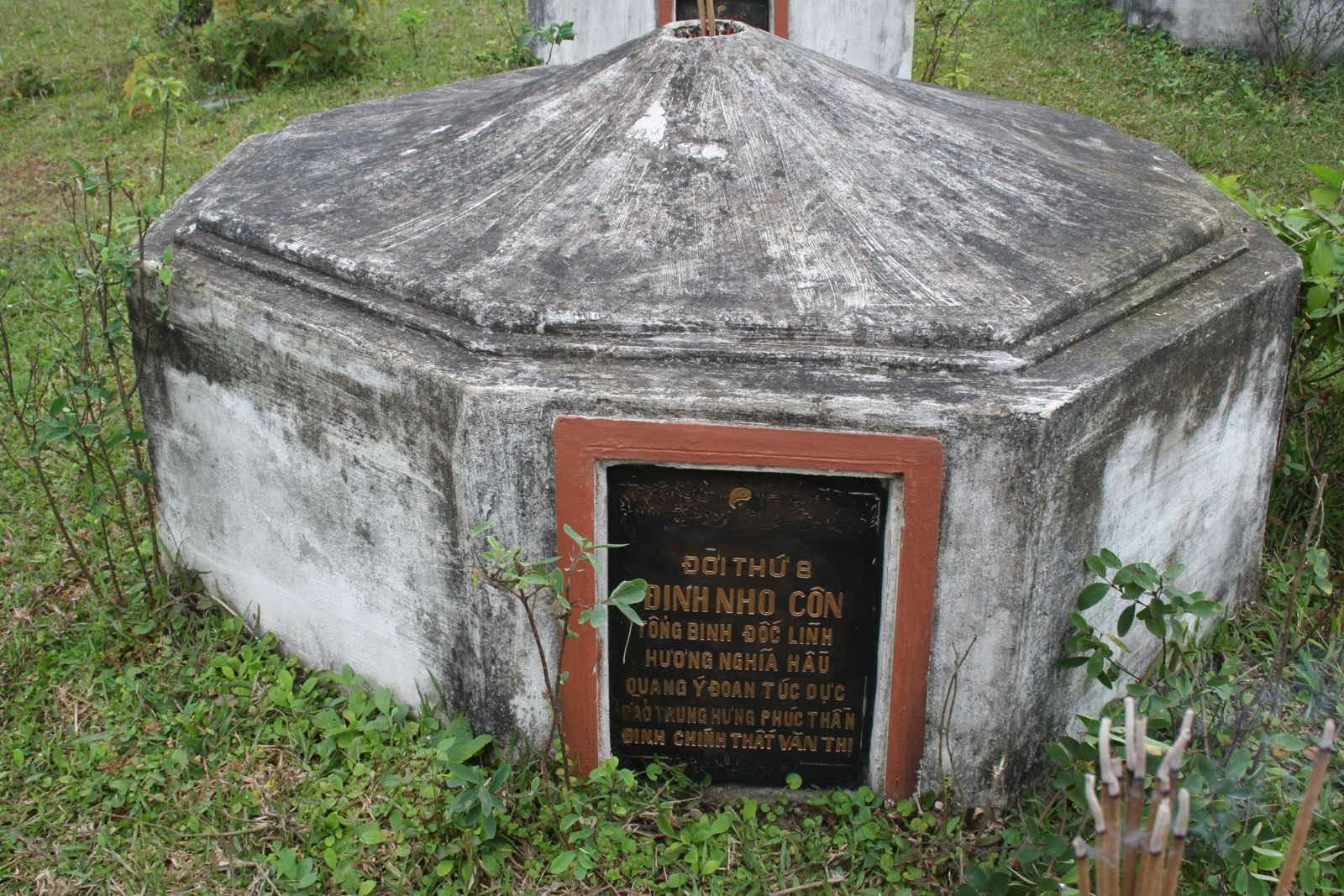Plaque de la tombe de Đinh Nho Côn, Áng Phần : « Tổng binh Đốc lĩnh Hương Nghĩa Hầu… » (photographie transmise par la famille).