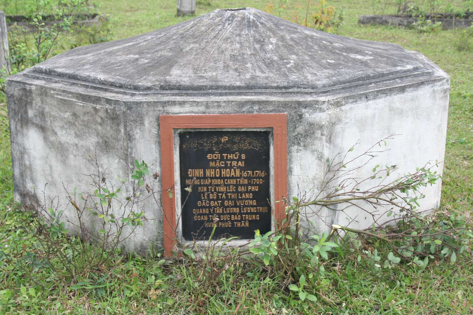 Plaque de la tombe de Đinh Nho Hoàn, Áng Phần (photographie transmise par la famille).