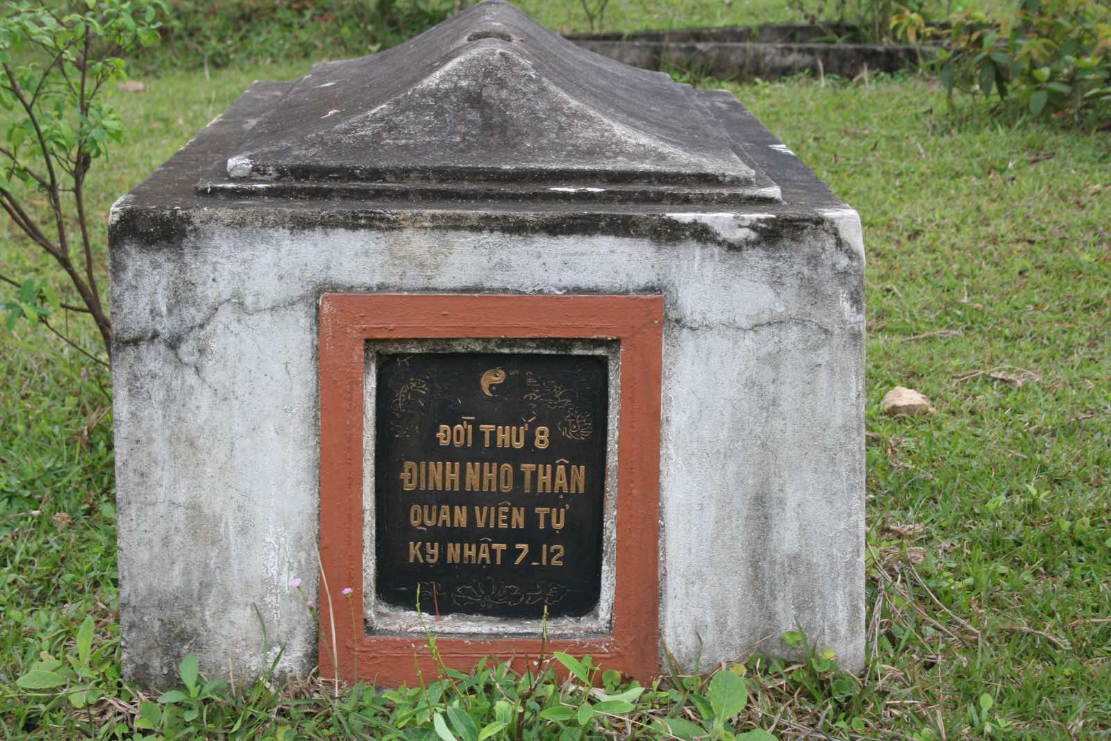 Plaque de la tombe de Đinh Nho Thận, Áng Phần (photographie transmise par la famille).