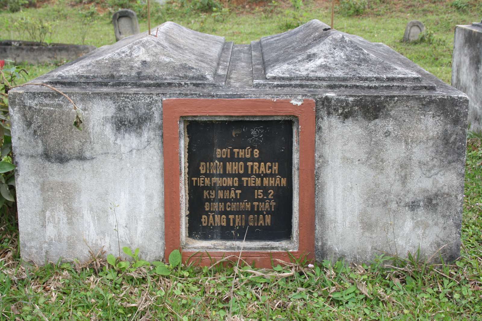 Plaque de la tombe de Đinh Nho Trạch et de son épouse Đặng Thị Giản, Áng Phần (photographie transmise par la famille).
