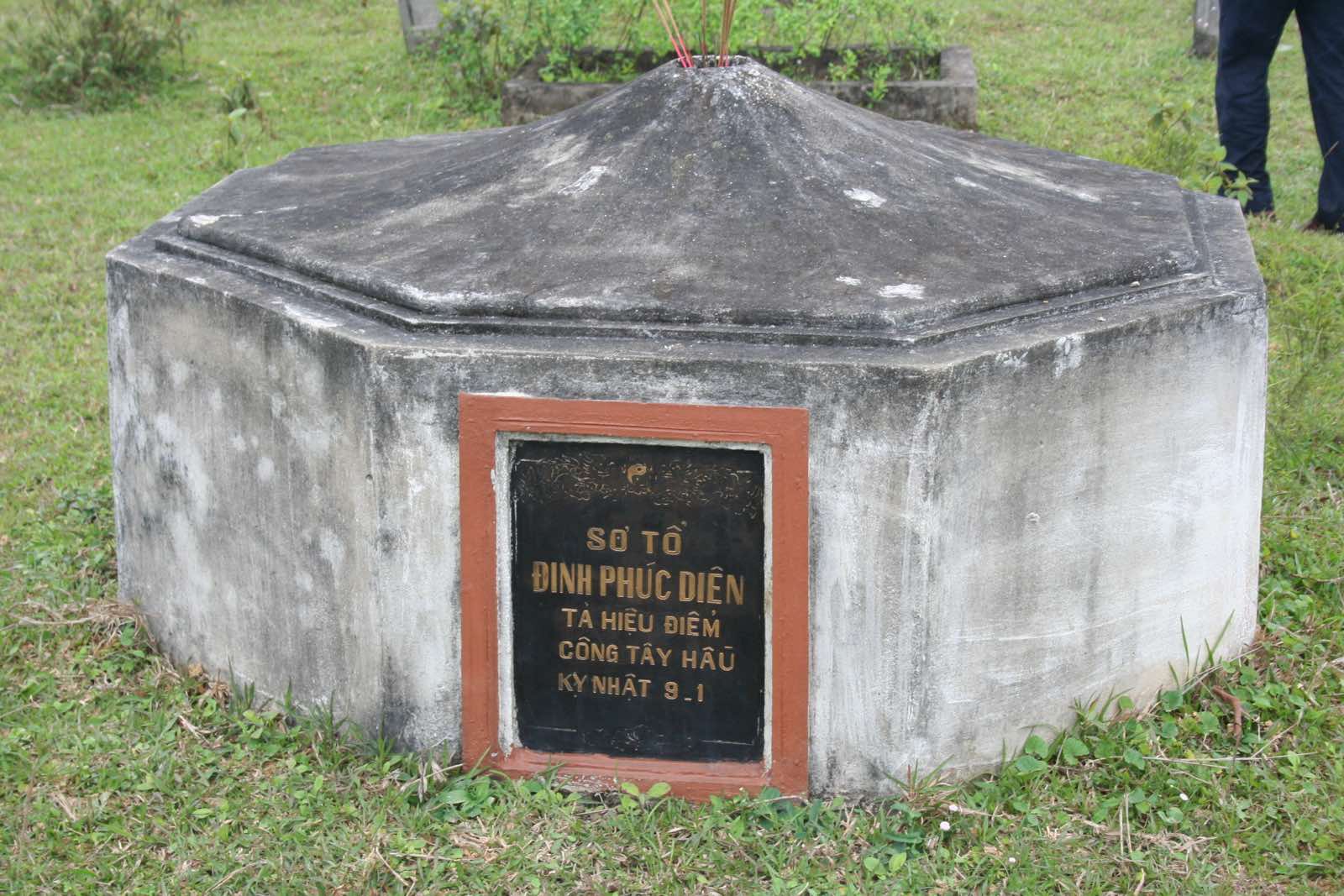 Plaque de la tombe de Đinh Phúc Diên, ensemble funéraire d'Áng Phần (photographie transmise par la famille).