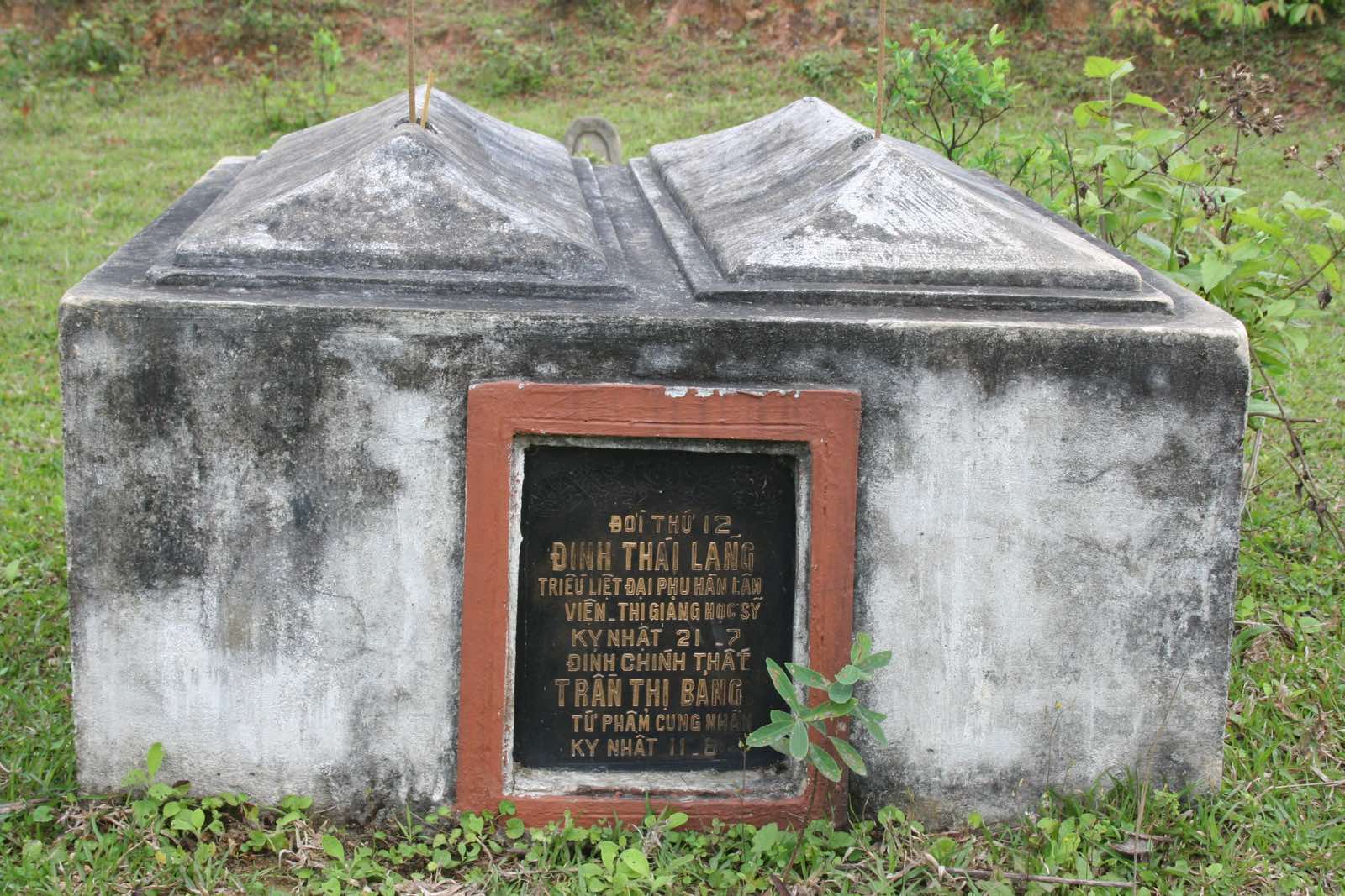 Plaque de la tombe de Đinh Thái Lãng et de son épouse Trần Thị Bảng, Áng Phần (photographie transmise par la famille).