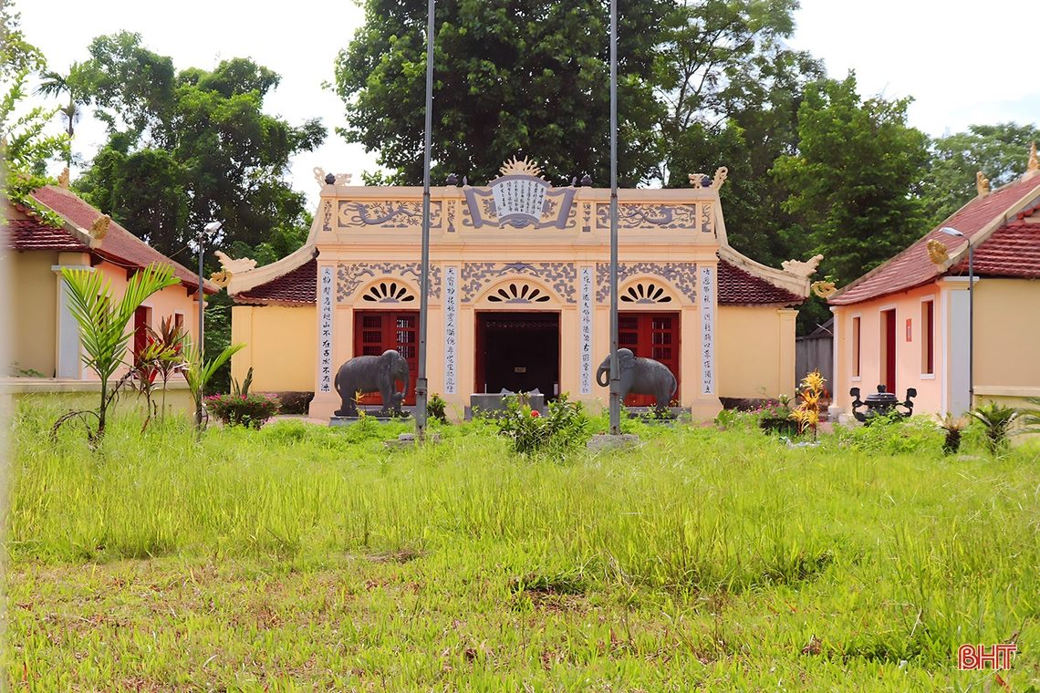 La façade de l'ancien temple Đền Gôi Vị, à Hương Sơn (Hà Tĩnh), toiture de tuiles et cour pavée.