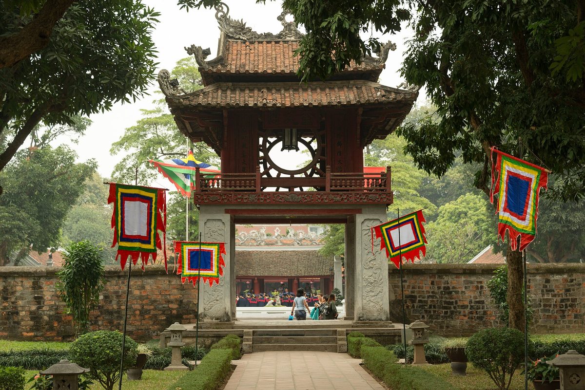 Le Khuê Văn Các, pavillon à étage sur piliers de pierre, reflété dans le bassin du Văn Miếu à Hà Nội.