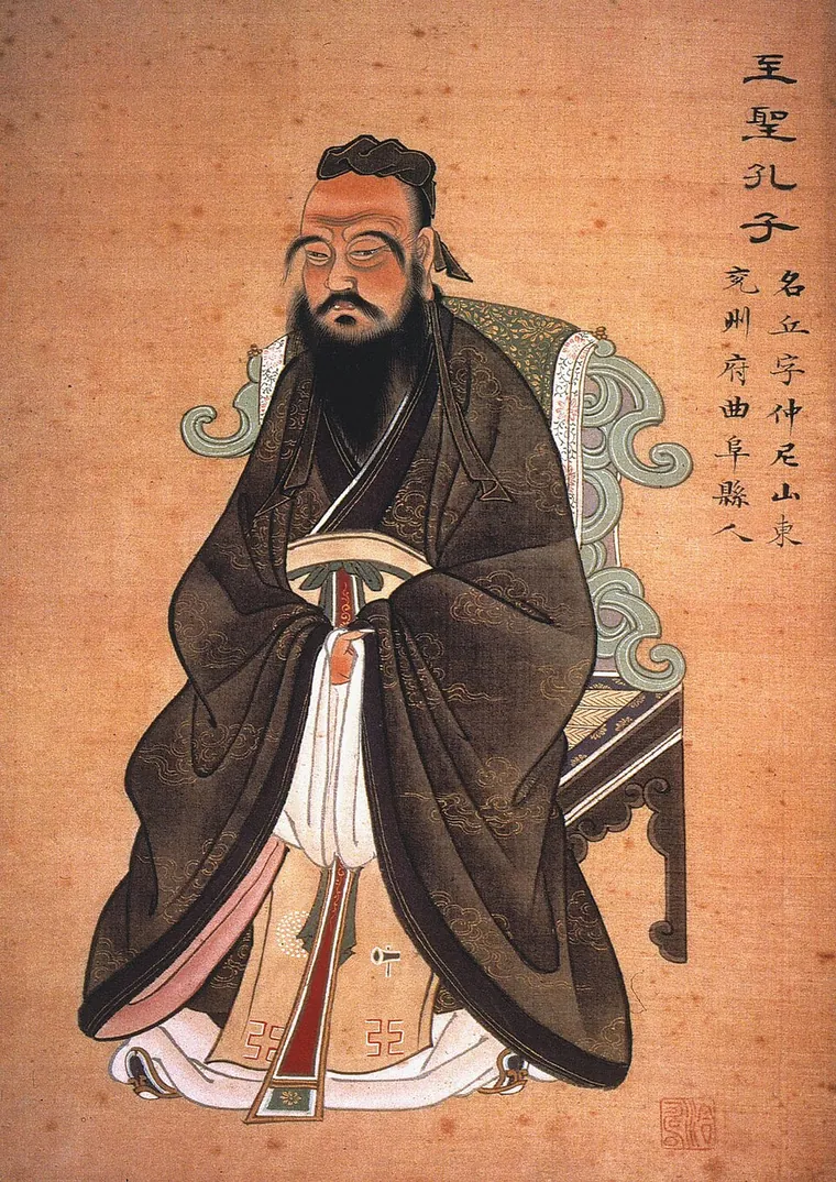 Portrait peint de Khổng Tử assis, en robe sombre à larges manches, les mains jointes ; une inscription en caractères chinois occupe l'angle supérieur droit.